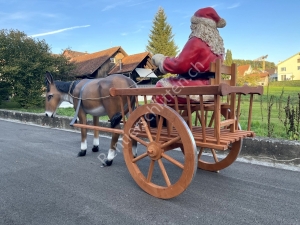 Lebensgrosser Esel mit Wagen und Samichlaus mit Zügeln, von hinten