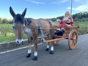 Lebensgrosser Esel mit Wagen und Samichlaus mit Zügeln, von vorne